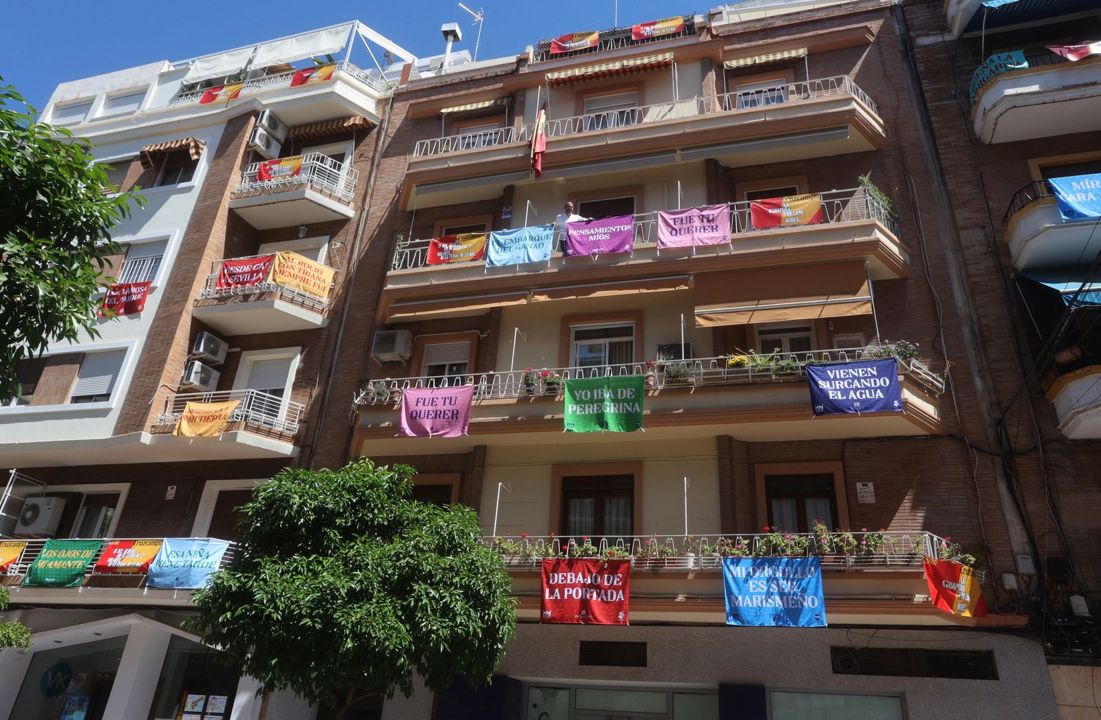 Banderolas y colgaduras en los balcones de Los Remedios