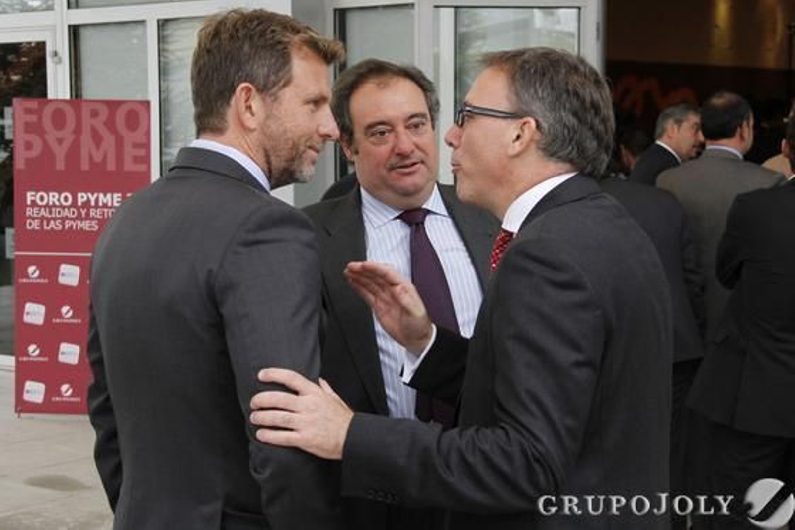 Fernando Ortega, gerente de Málaga Hoy, Tomás Valiente, director general del Grupo Joly, y Alejandro Kowalski charlan antes del foro.

Foto: Pepe Villoslada y Alex Cámara