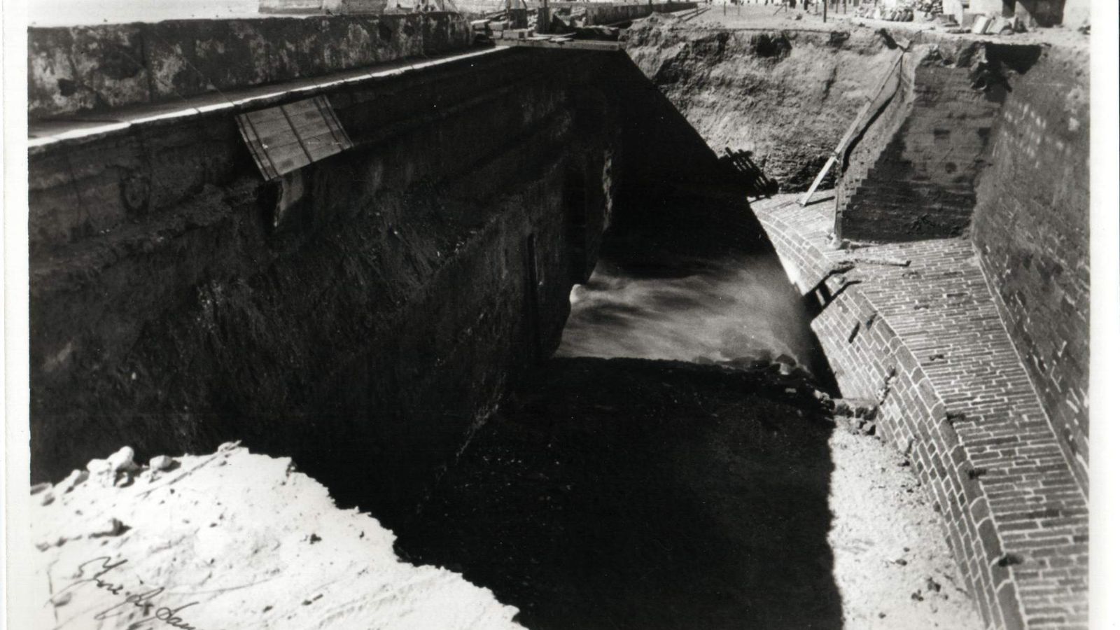 El socavón abierto en 1915 a pie de la Catedral.