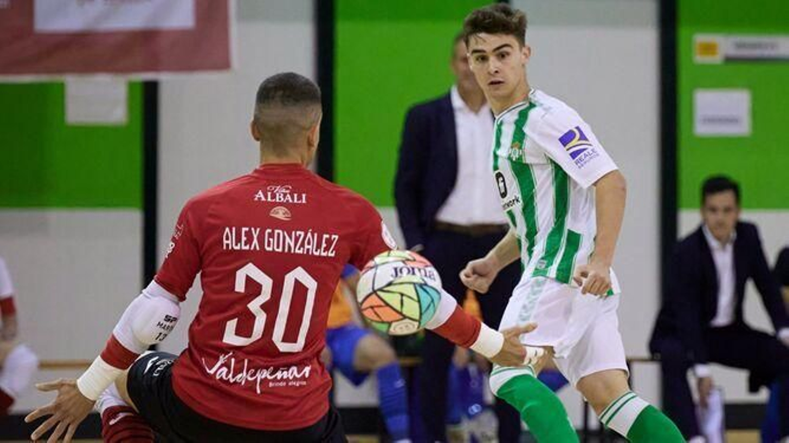 Pablo Muñoz intenta superar la salida de Álex González.