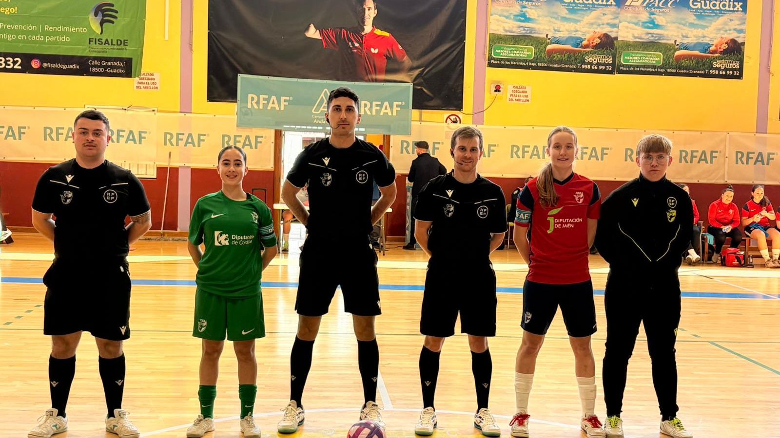 Alma Cerezuela, junto a la capitana cordobesa y el trío arbitral.