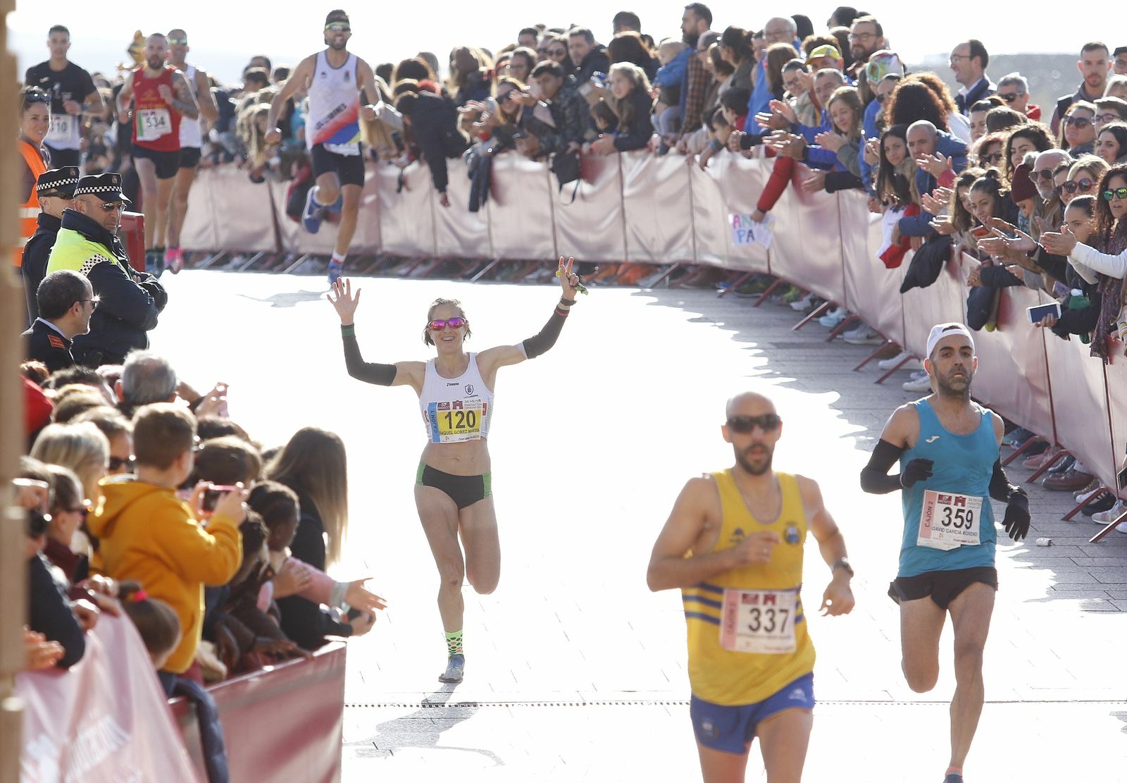 Raquel Gómez, ganadora femenina, a su llegada a la meta en la Puerta del Puente.