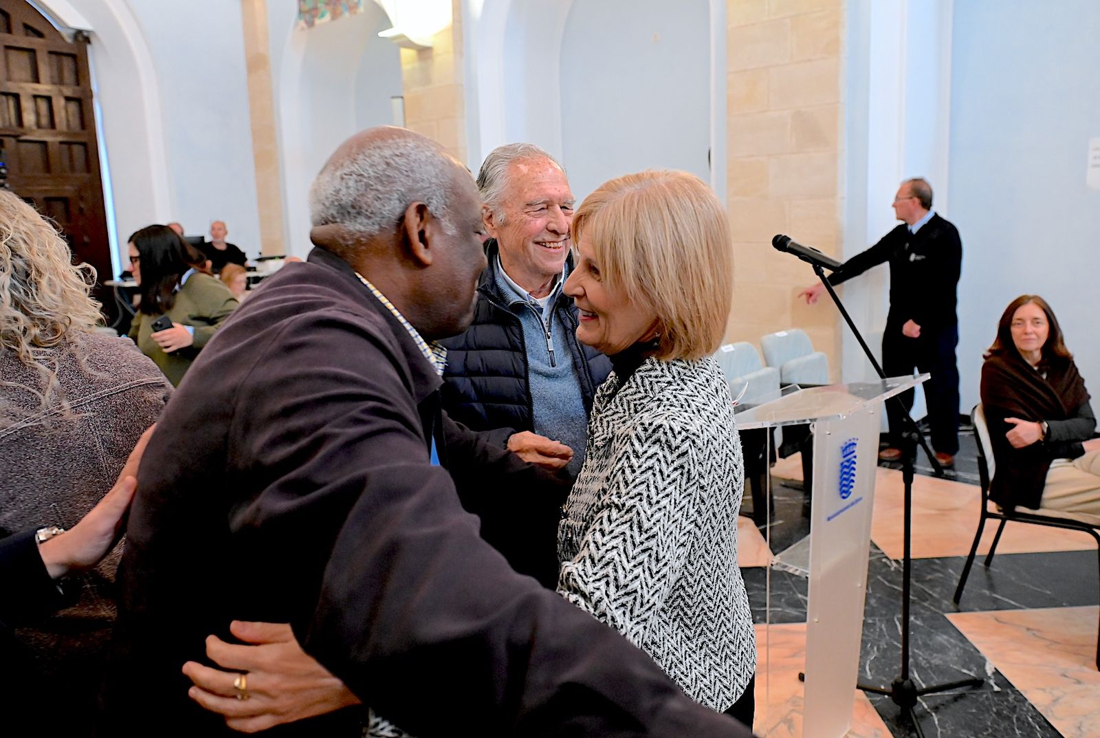 La alcaldesa, felicitando a los que serán nuevos Hijos Adoptivos de Jerez, tras el pleno.