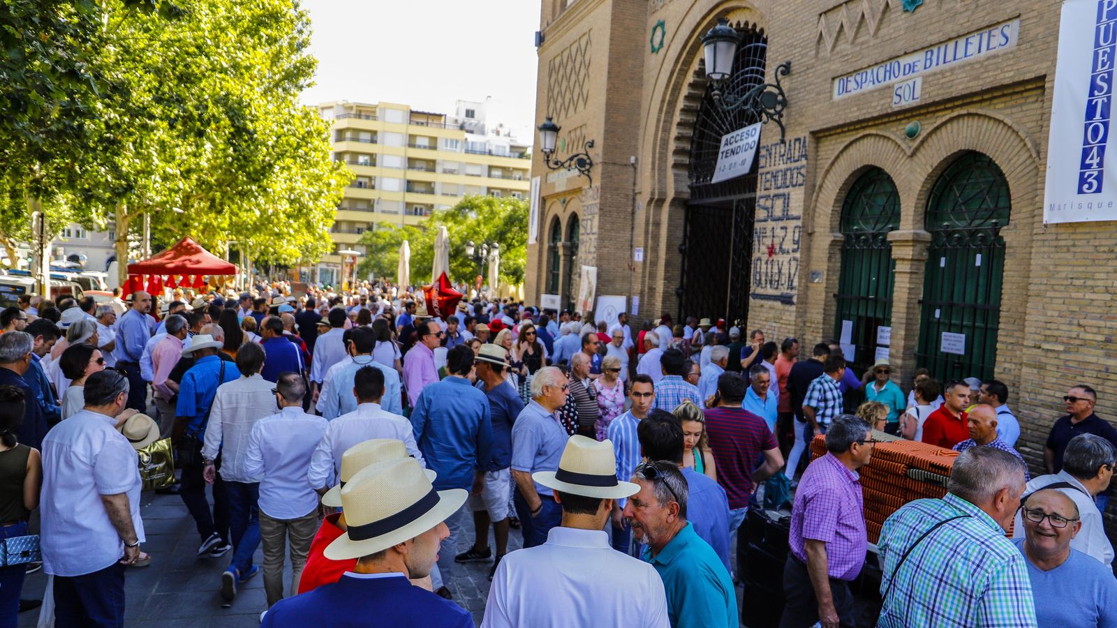 La entrada atestada de gente momentos previos al inicio de la corrida