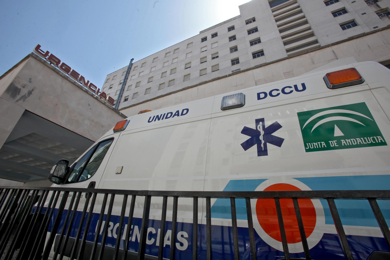 Una ambulancia llegando al Hospital Puerta del Mar.