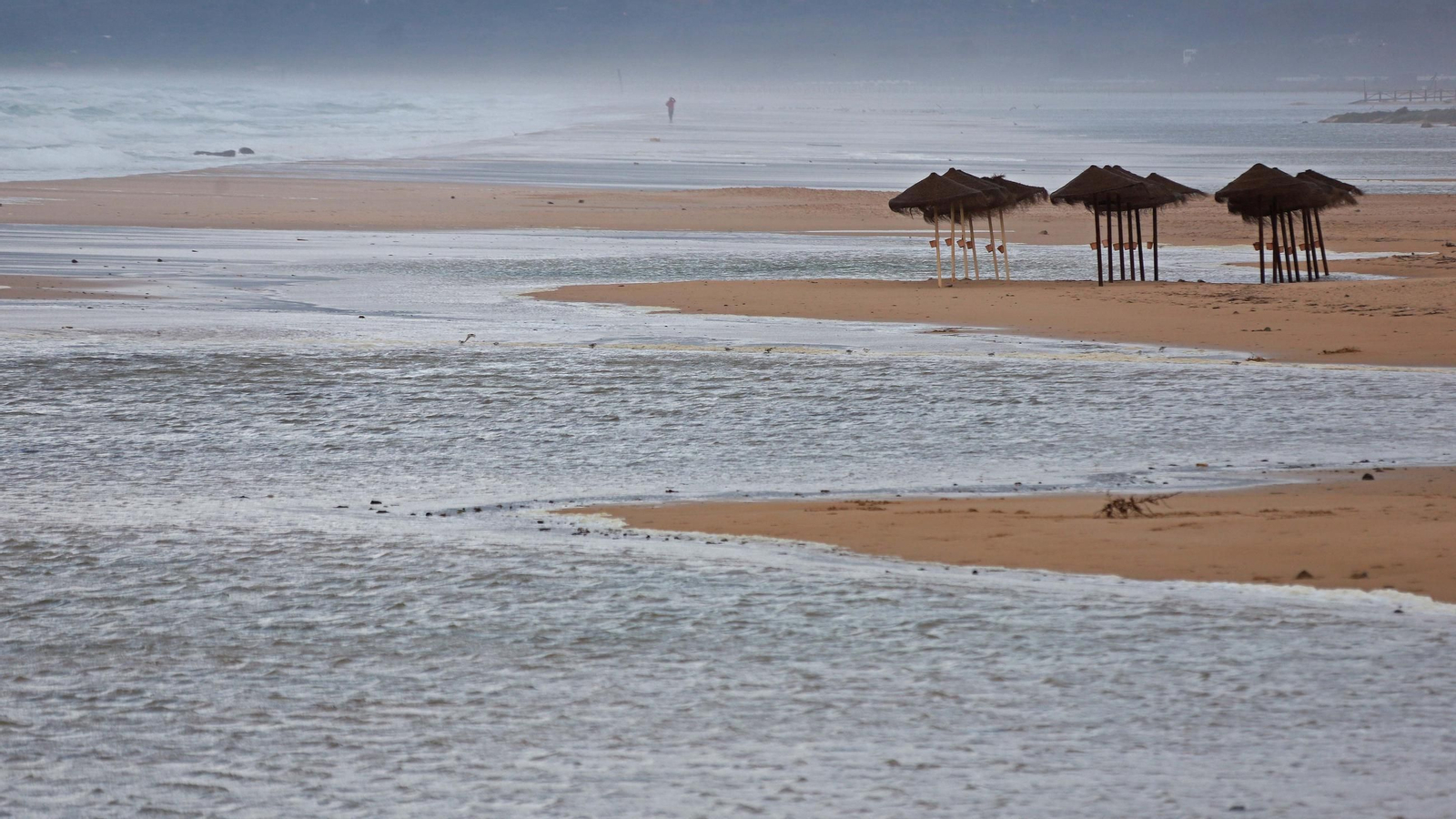 Una playa de Tarifa tras el temporal de lluvia.