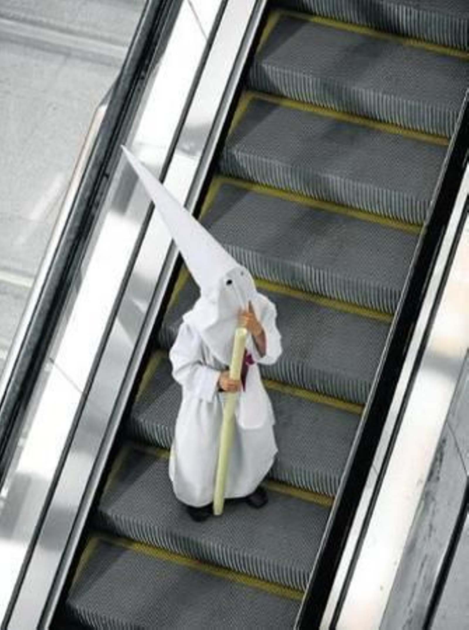 Un niño nazareno en las escaleras del Metro la pasada Semana Santa.