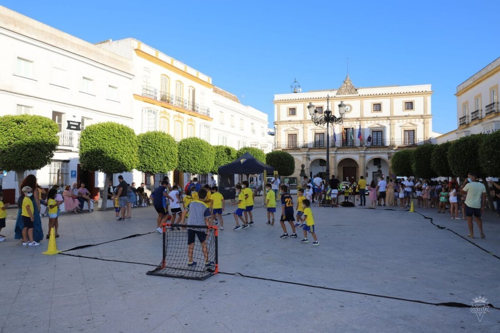 Niños juegan en una de las actividades promovidas por la caravana del Cádiz