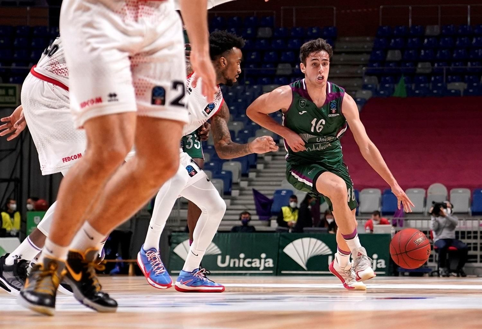 Pablo Sánchez ataca a Dee Bost.