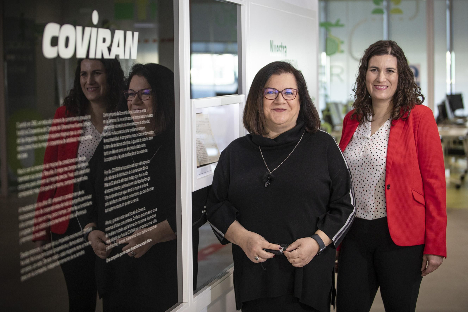 La presidenta, Patro Contreras, y Victoria Medina, socia de la cooperativa, en la sede de la Escuela de Comercio de Covirán.