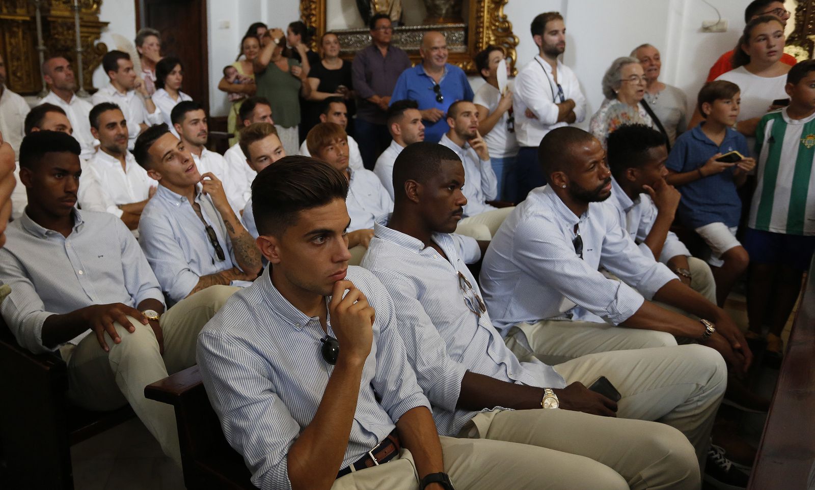 La ofrenda floral del Betis a la Virgen de Valme de Dos Hermanas