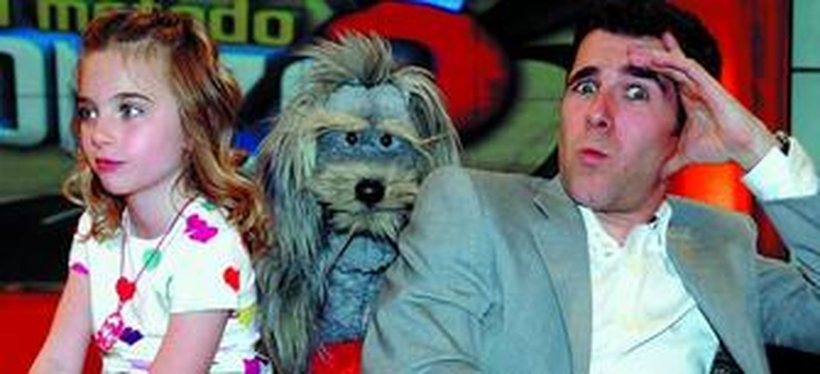 La pequeña reportera Tania, de 8 años de edad, junto al perro Gastón, que acompañará cada tarde a Gonzo, el presentador que da nombre al programa.