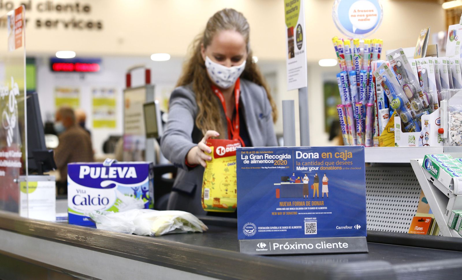 Cartel de la campaña de Bancosol en una caja de Carrefour Los Patios.