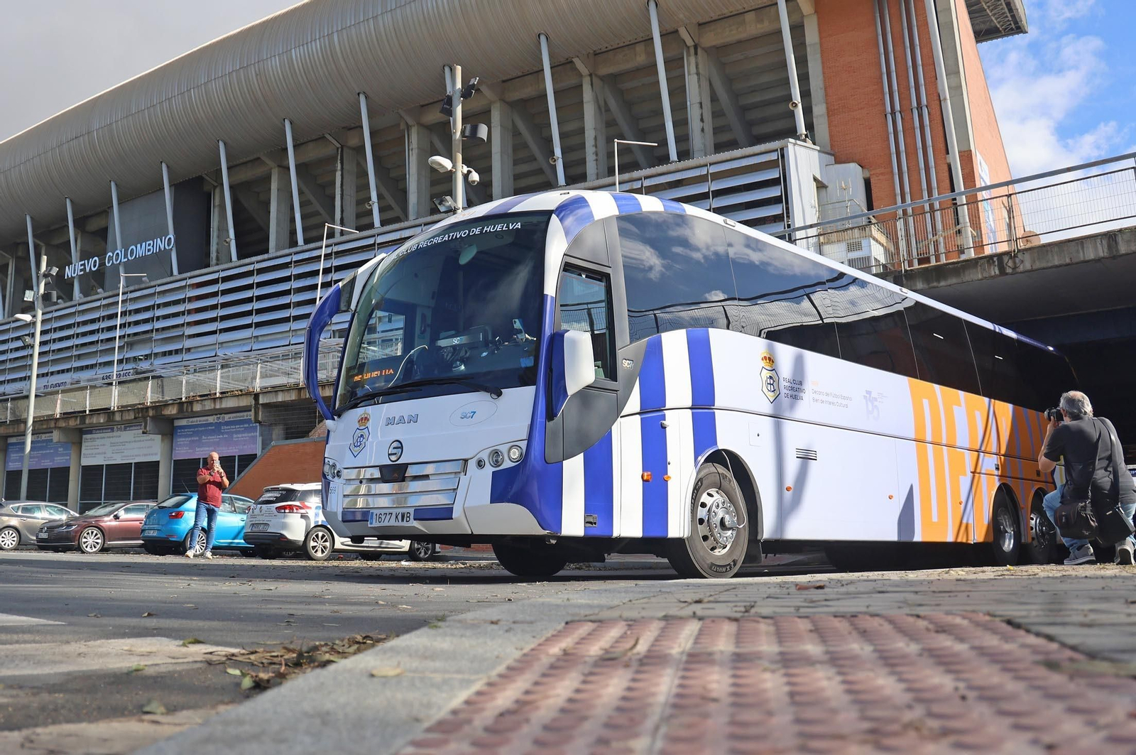 El autobús del Recreativo sale del Nuevo Colombino dirección la capital madrileña.