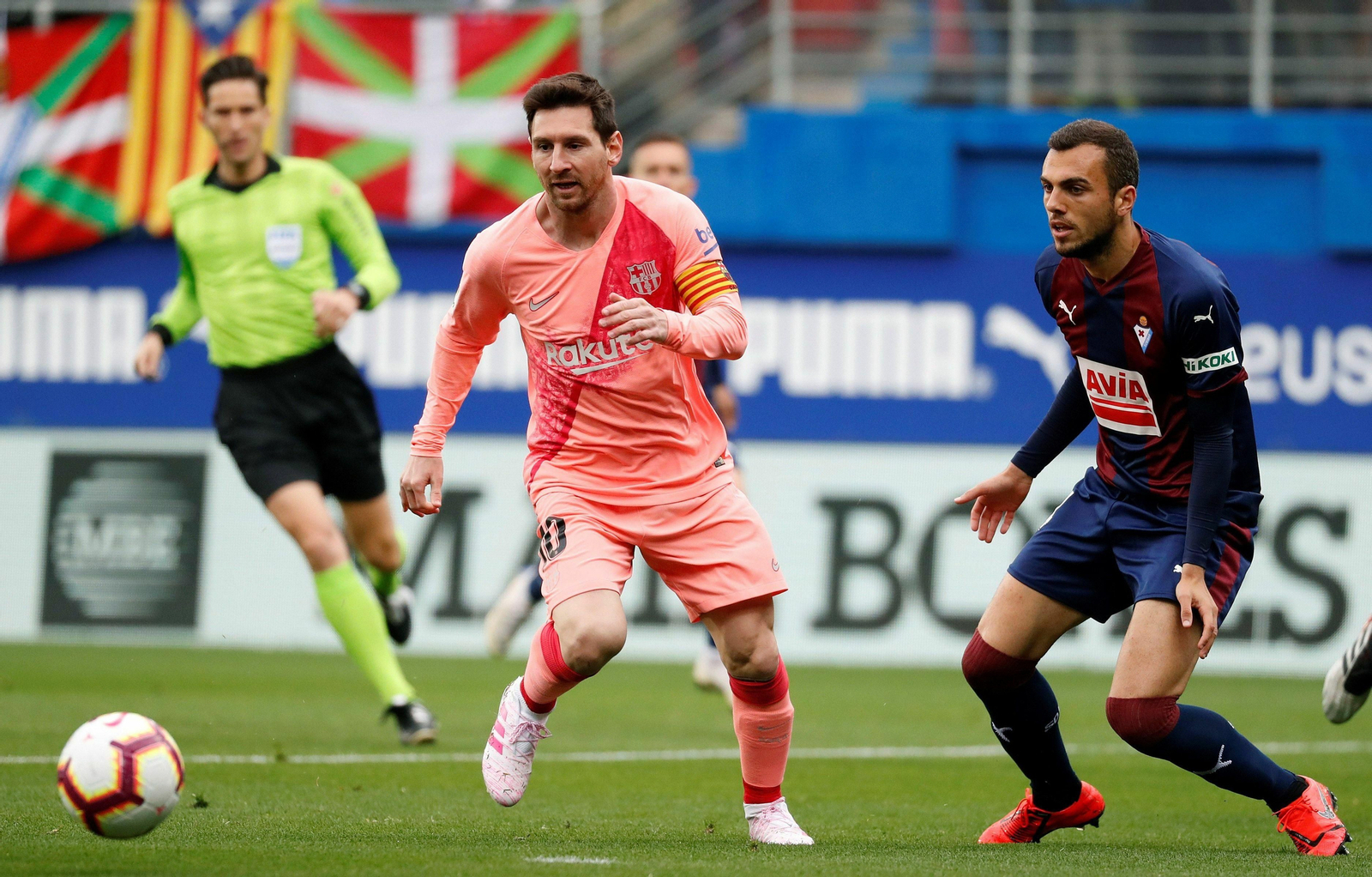 Joan Jordán, ante Messi en el último Eibar-Barcelona de Liga.