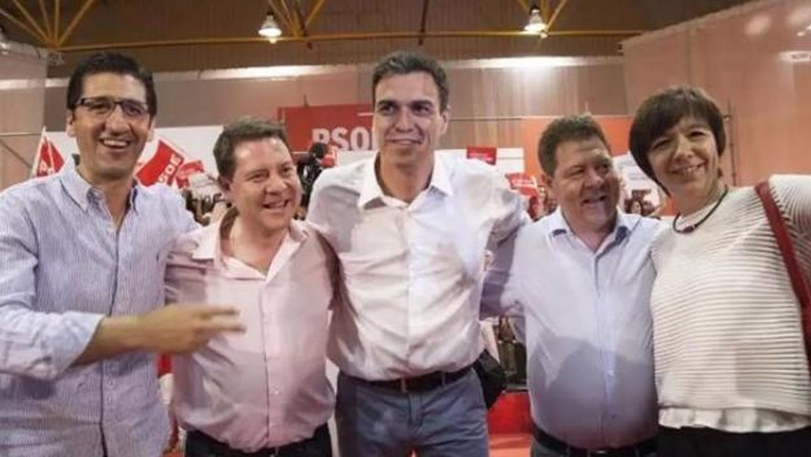 Emiliano García-Page a la izquierda de Pedro Sánchez junto a su hermano gemelo Javier en un acto en Alcázar de San Juan en 2015