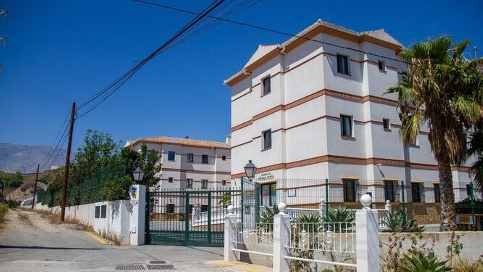 Fachada de la residencia  Virgen del Carmen, en Gualchos-Castell de Ferro