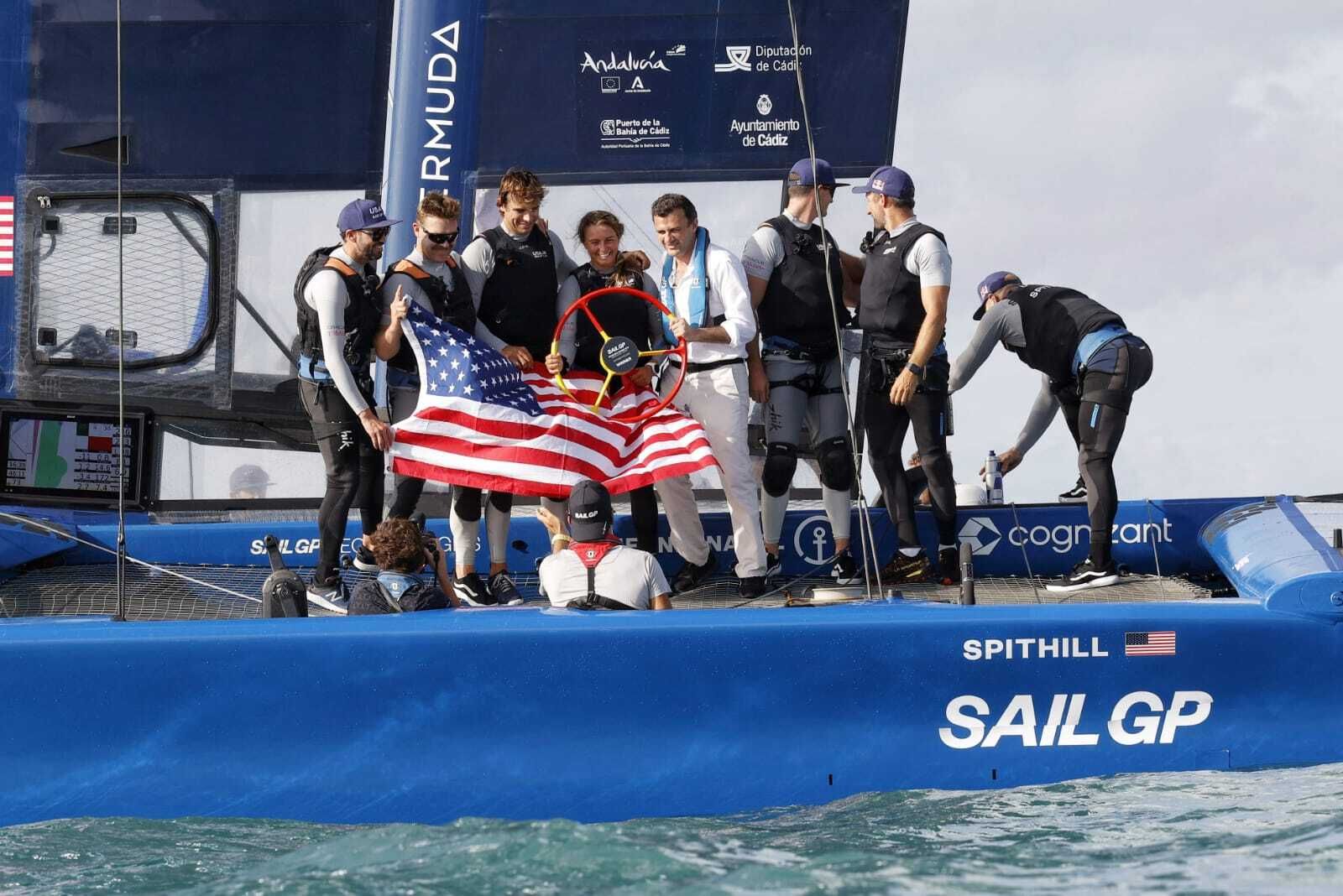 El equipo de Estados Unidos de SailGP con el trofeo tras ganar en la Bahía de Cádiz.