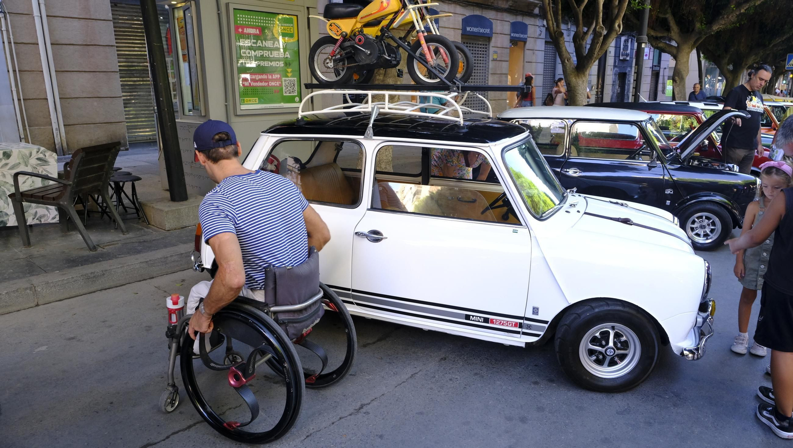 La exposición de Seat 600 y Mini Cooper en la Feria de Almería, en imágenes