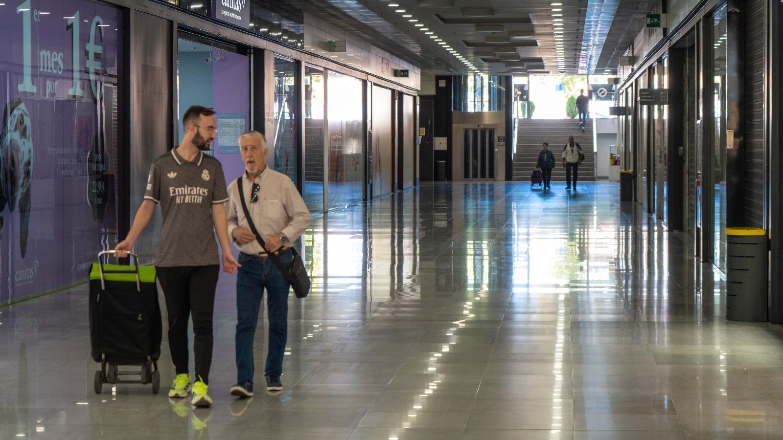 La afluencia de clientes cada día es a cuenta gotas, aunque se intensifica por las tardes y durante el fin de semana