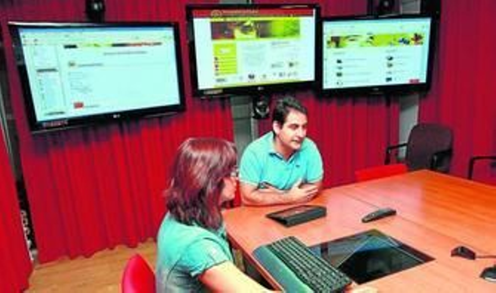 Alfonso Infante, en una de las salas de videoconferencia profesional de la Universidad de Huelva. Alfonso Infante, en una de las salas de videoconferencia profesional de la Universidad de Huelva.