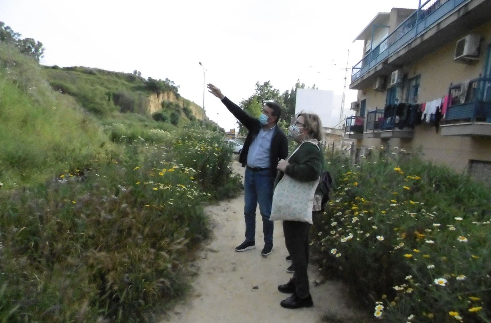 Honorio Rodríguez y Mónica Rossi durante la visita al barrio.