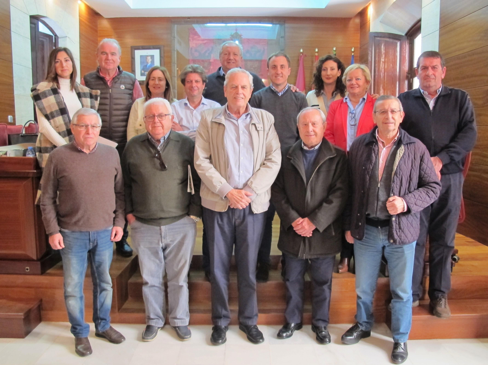 Responsables del Ayuntamiento posan con miembros de la Asociación Amigos del Instituto Laboral Fernando el Católico