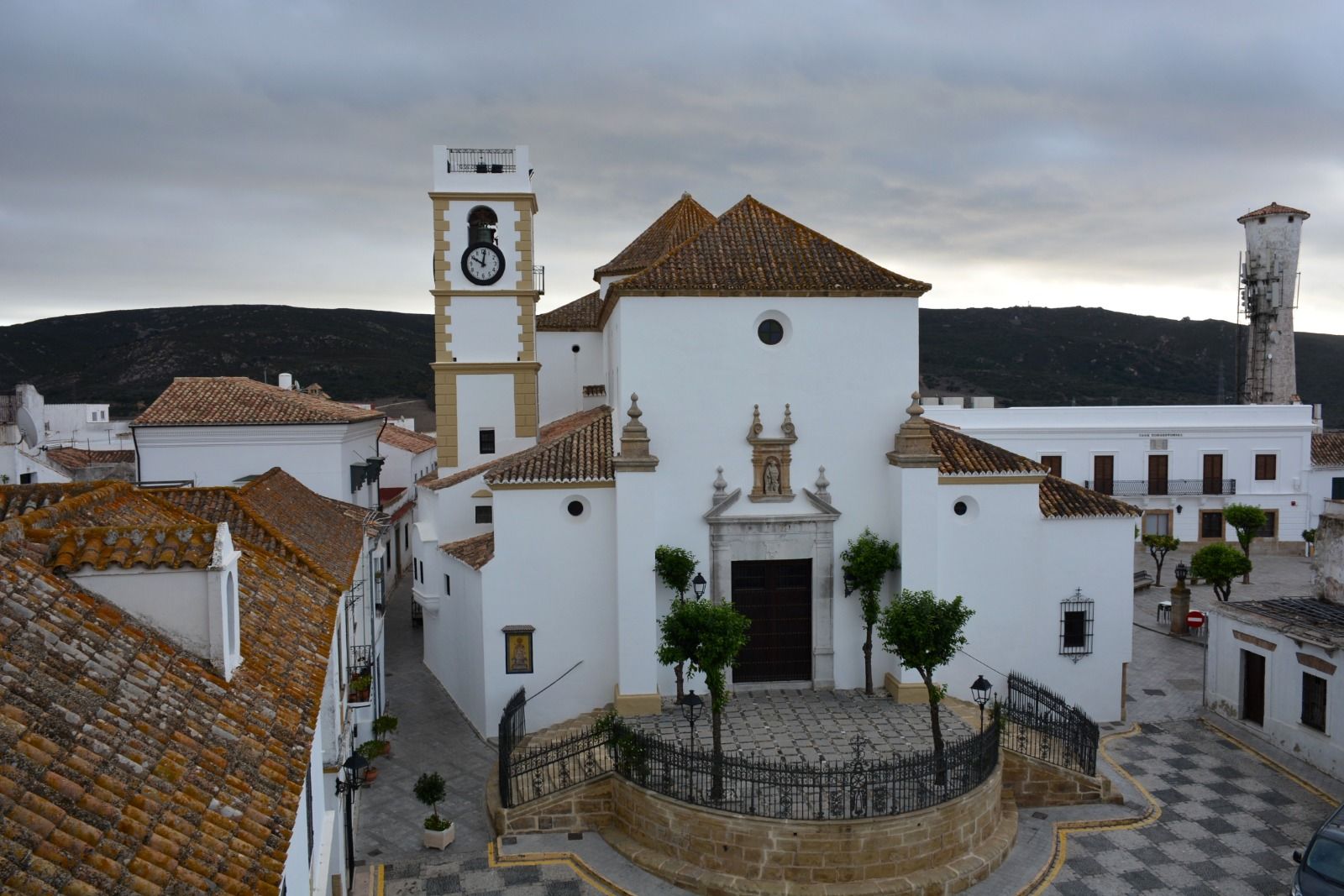 La Torre del Agua, a la derecha de la iglesia de Santa María la Coronada.