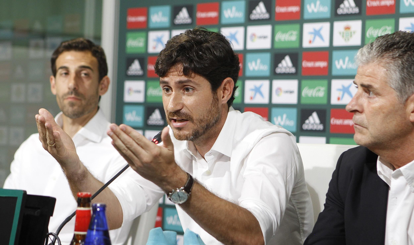 Víctor habla durante su despedida del Betis.