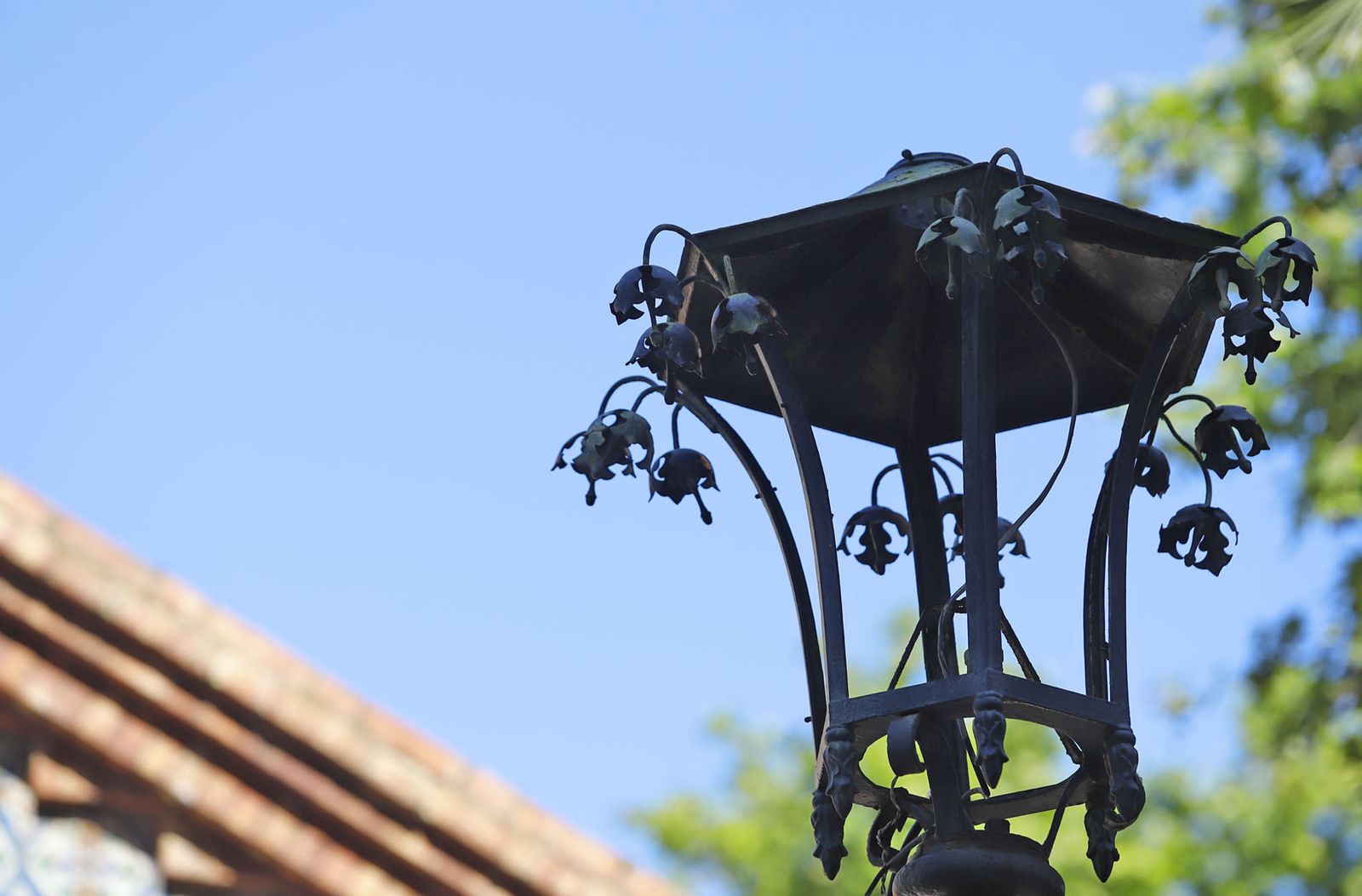 Farolas de las Antiguas oficinas de la línea Huelva-Zafra, hoy delegación de Turismo de la Junta