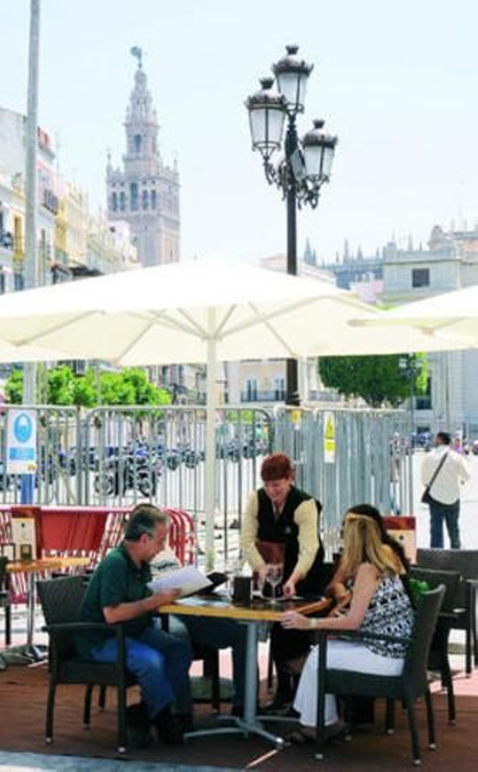 Veladores en la Plaza de San Francisco.