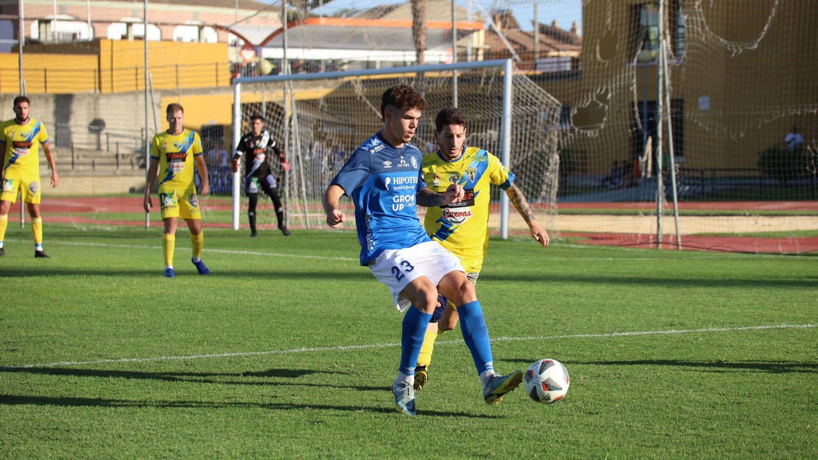 Friaza, autor del segundo gol de los azulinos en El Picacho, controla el balón.
