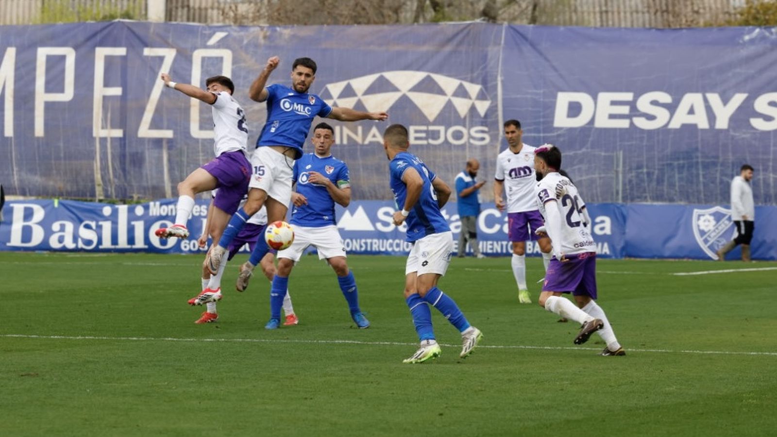 Ambos equipos trataron de generar peligro en la primera parte sin éxito.