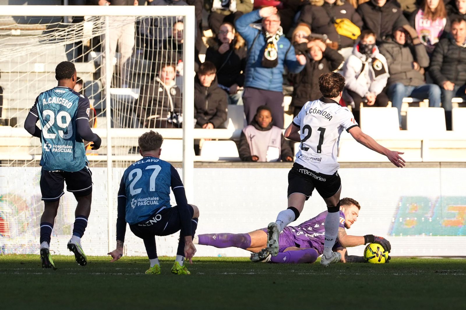 Víctor Aznar atrapa el balón durante el Burgos-Cádiz.