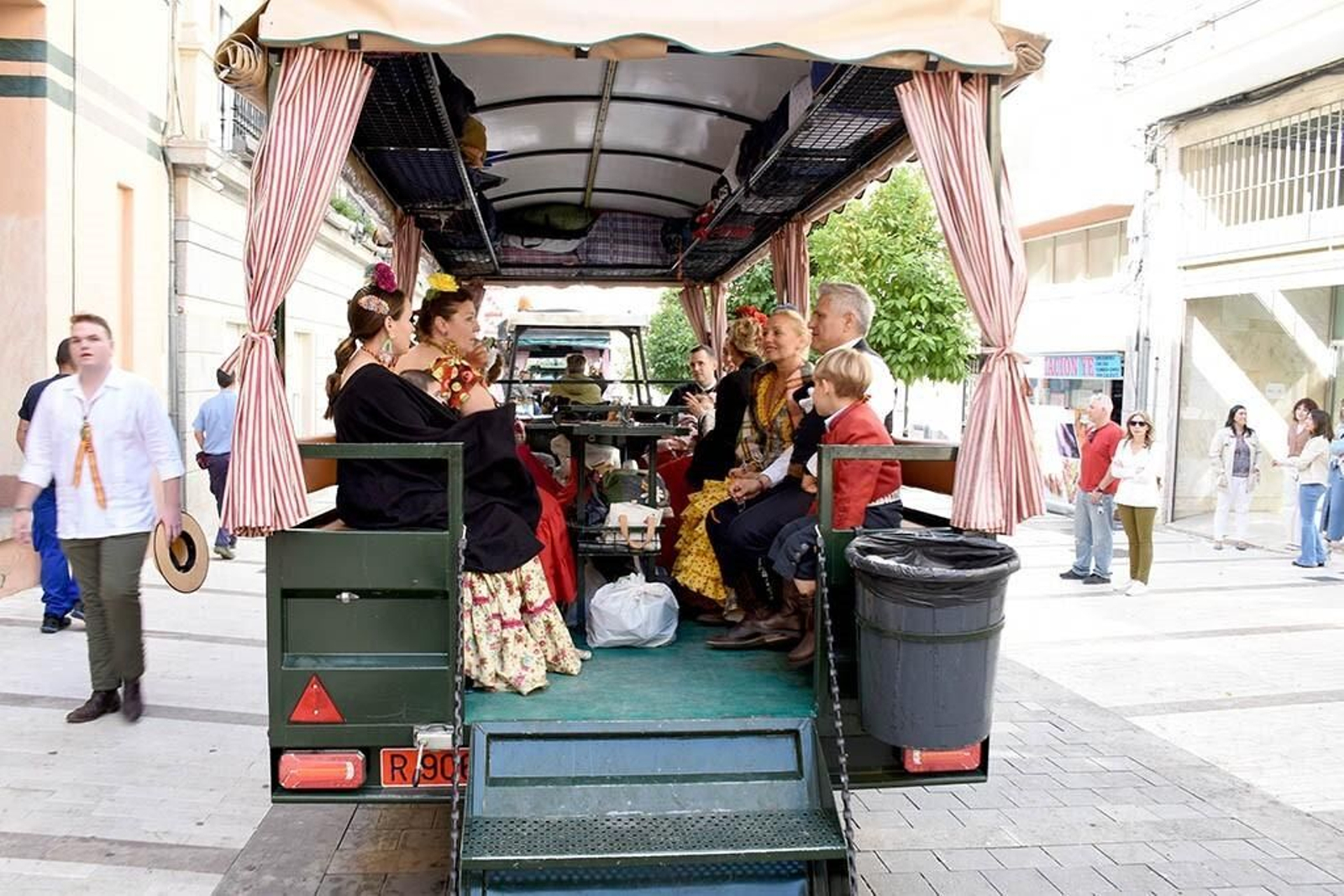 Imágenes de los peregrinos de la Hermandad de Emigrantes en su salida por las calles de Huelva
