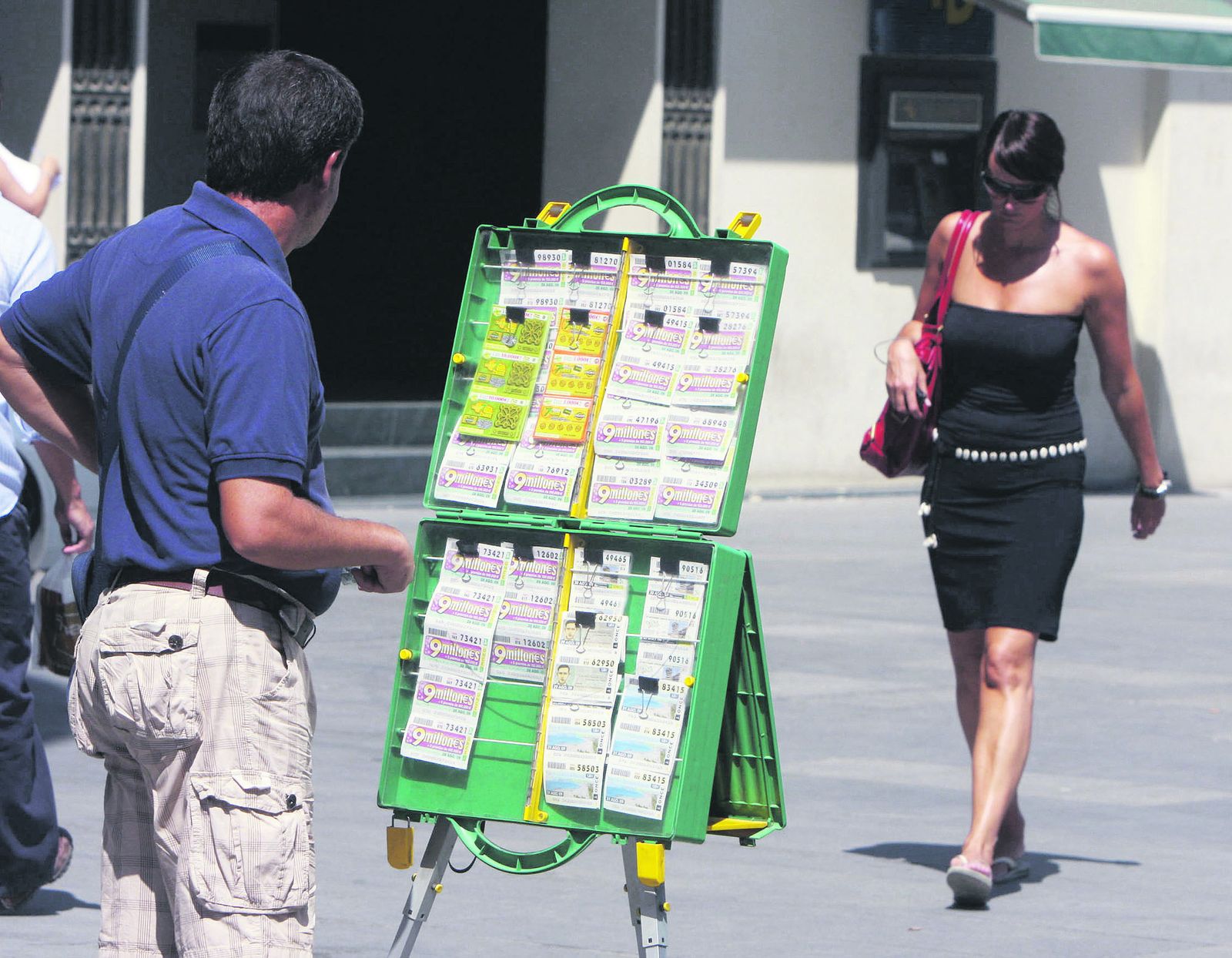 Retrospectiva de un vendedor de la ONCE en la vía pública.