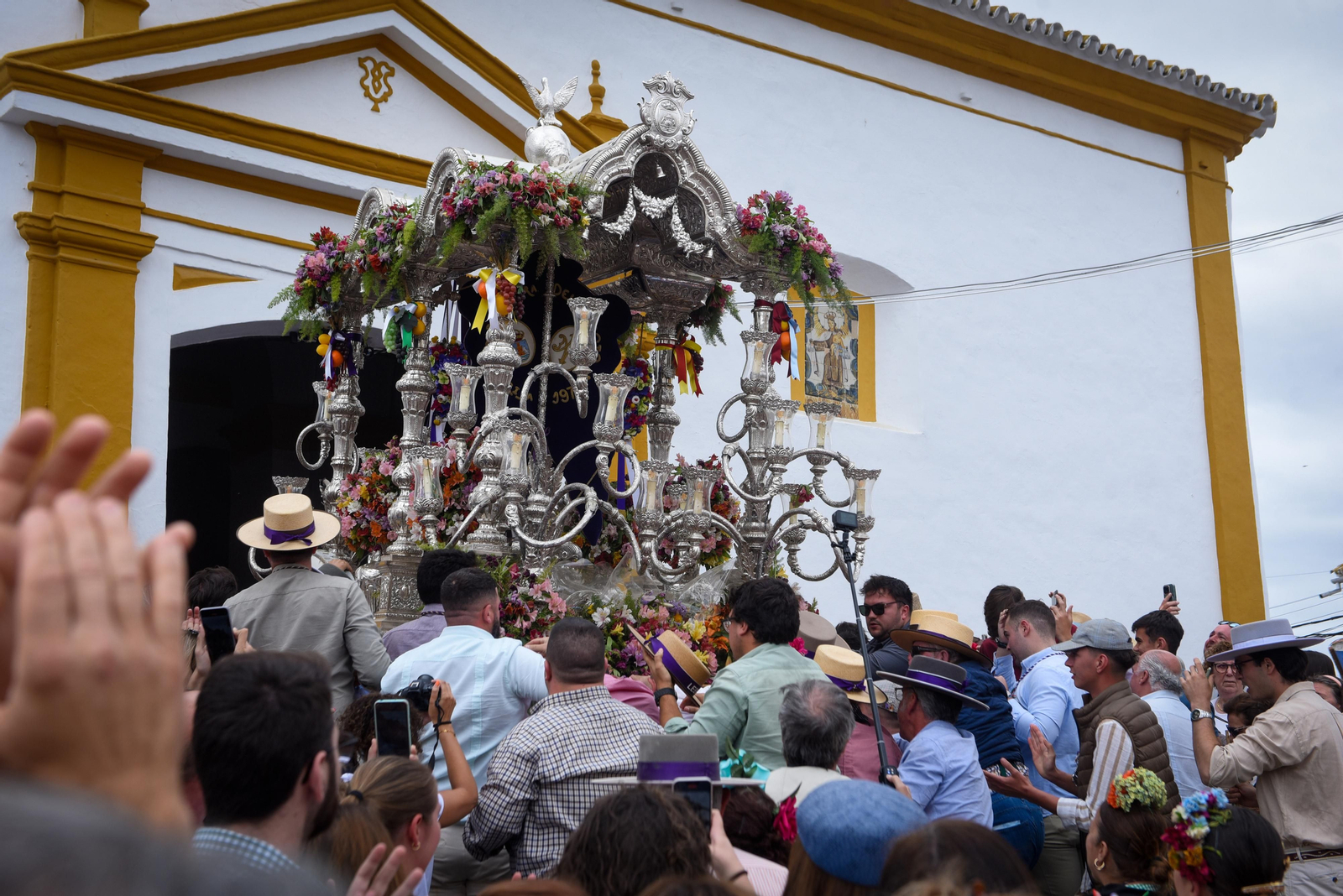 El paso de las Hermandades de El Rocío por Villamanrique, en imágenes
