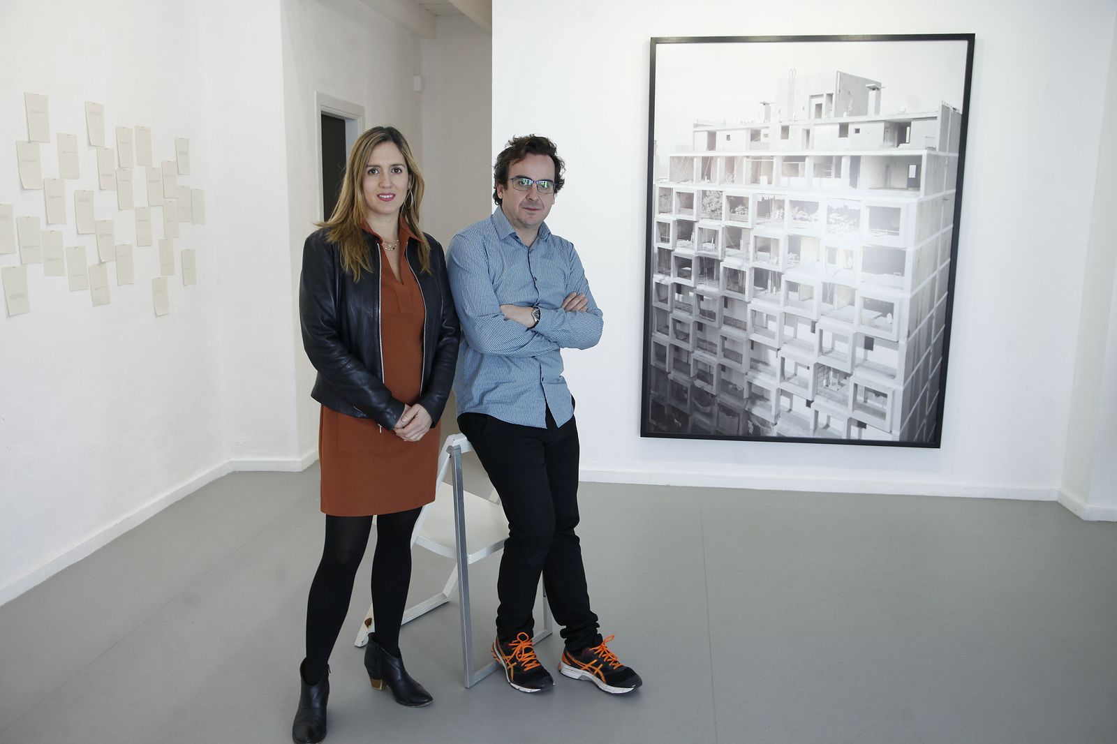 Carolina Alarcón y Julio Criado en la planta baja de la galería, en el número 9 de la calle Velarde.