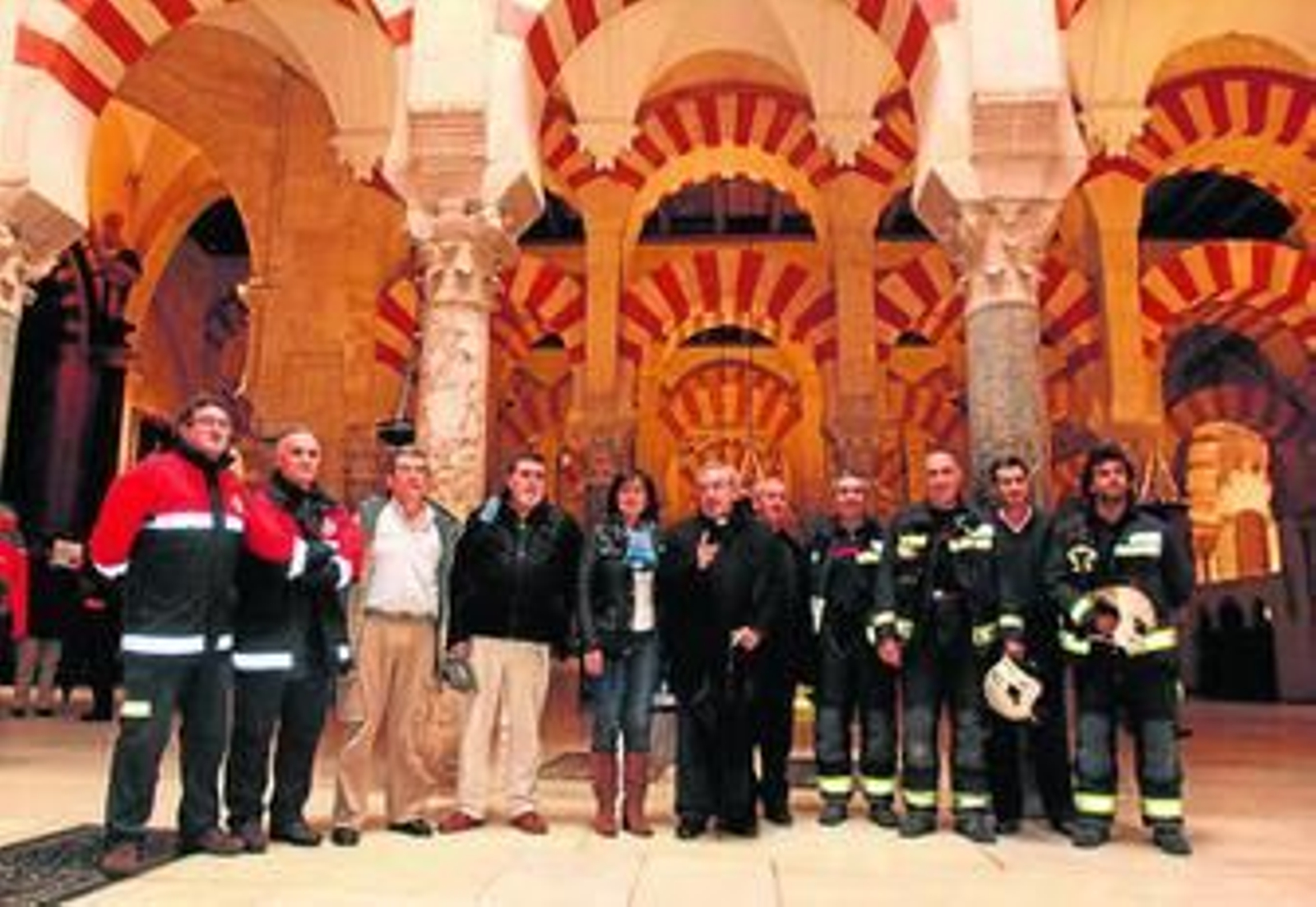 Los bomberos intervinientes, con la edil de Seguridad y los responsables del templo. Los bomberos intervinientes, con la edil de Seguridad y los responsables del templo.