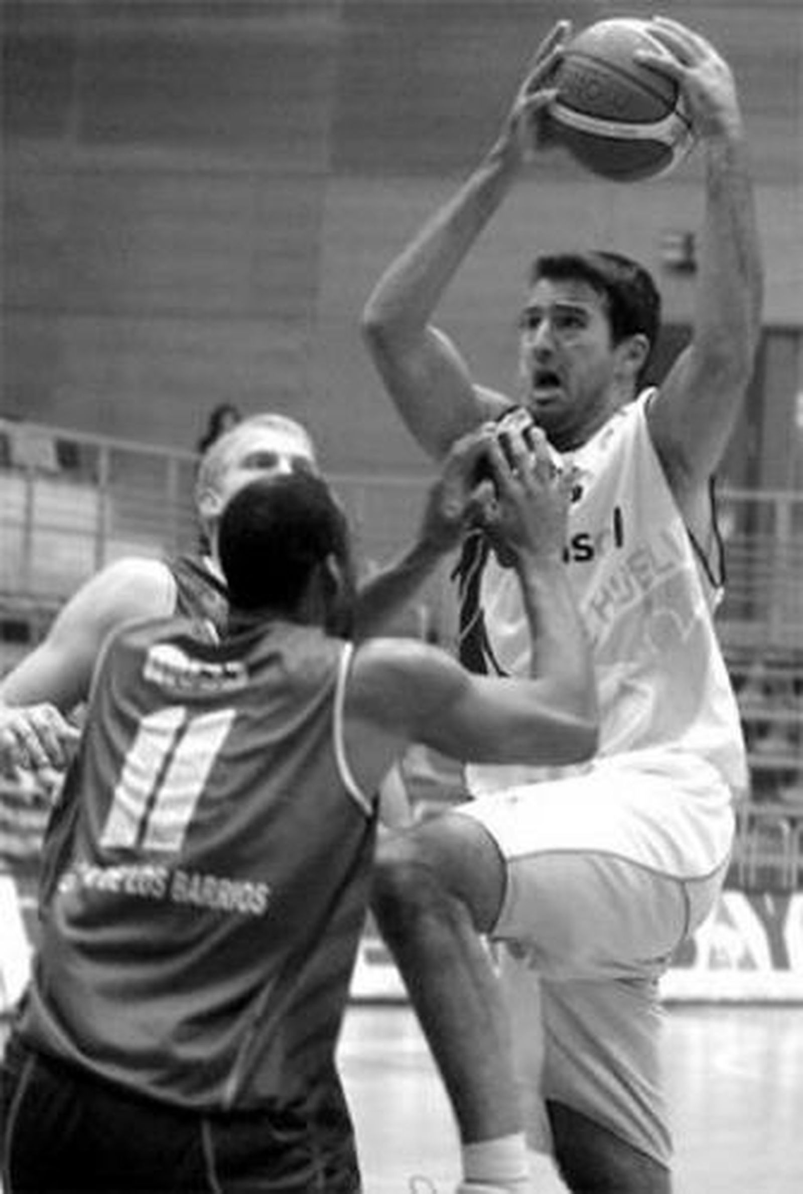 1. Chris Hernández fue ayer el jugador más destacado del CB Huelva. El estadounidense anotó 18 puntos, capturó 6 rebotes, dio dos asistencias y recuperó tres balones 2. Oriol Junyent lo intentó en todo momento, pero no tuvo su día. Pese a todo el pívot capturó 13 rebotes (10 defensivos y 3 ofensivos) 3. Antonio Morón pudo jugar. El capitán blanquiazul se recuperó de su lesión, pero se le notó que no estaba en las mejores condiciones físicas 4. Pepe Rodríguez destacó el esfuerzo de todos sus jugadores, que están pasando un momento difícil.