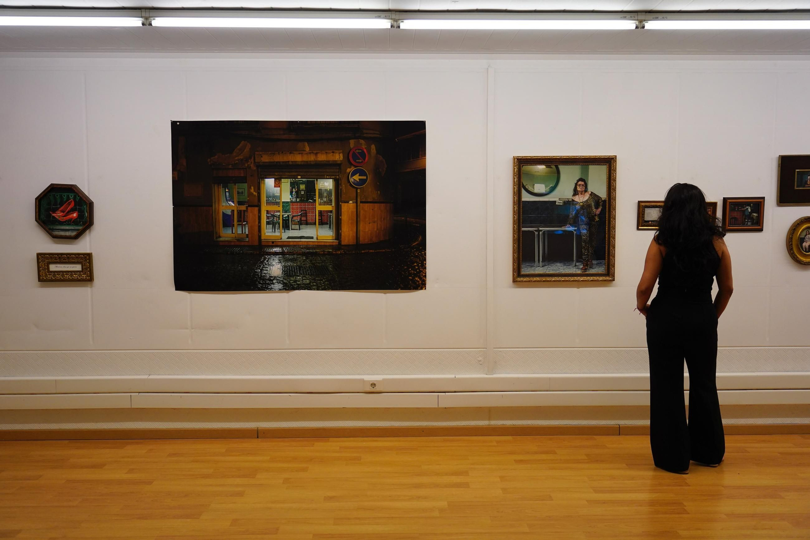 Fotos a Natalia Leiva con su exposición Miénteme, dime que me quieres