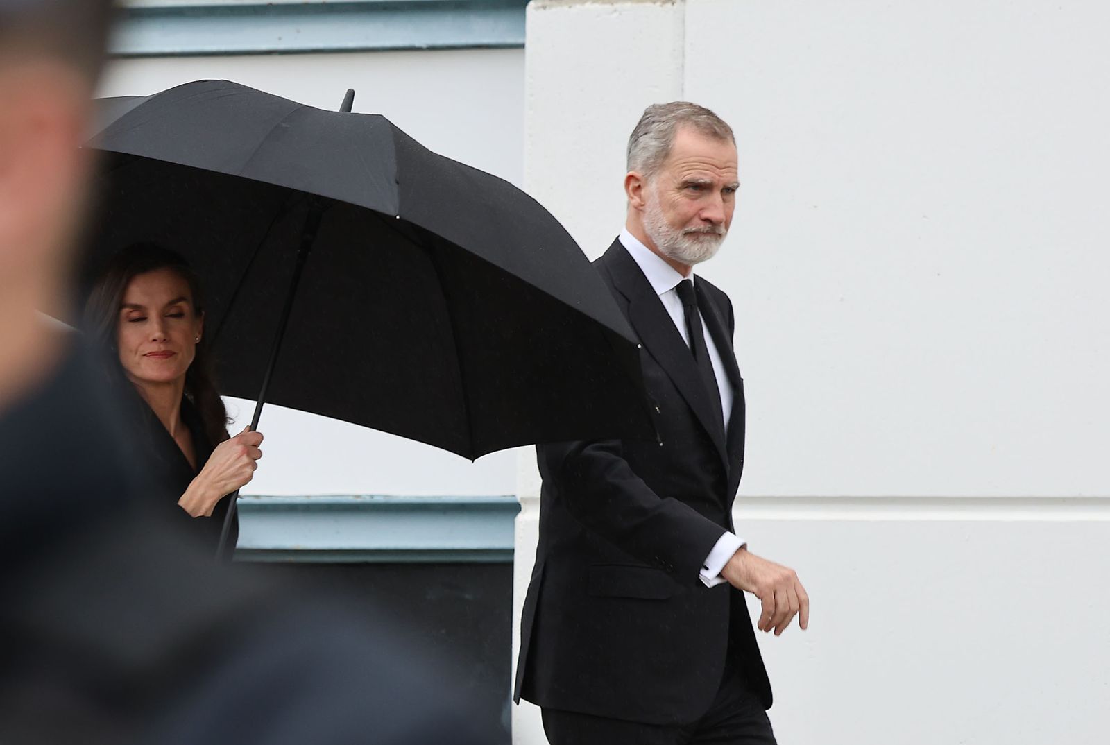 Fotografías de la llegada de los reyes Felipe VI y Doña Letizia al funeral por las víctimas de Adamuz en Huelva