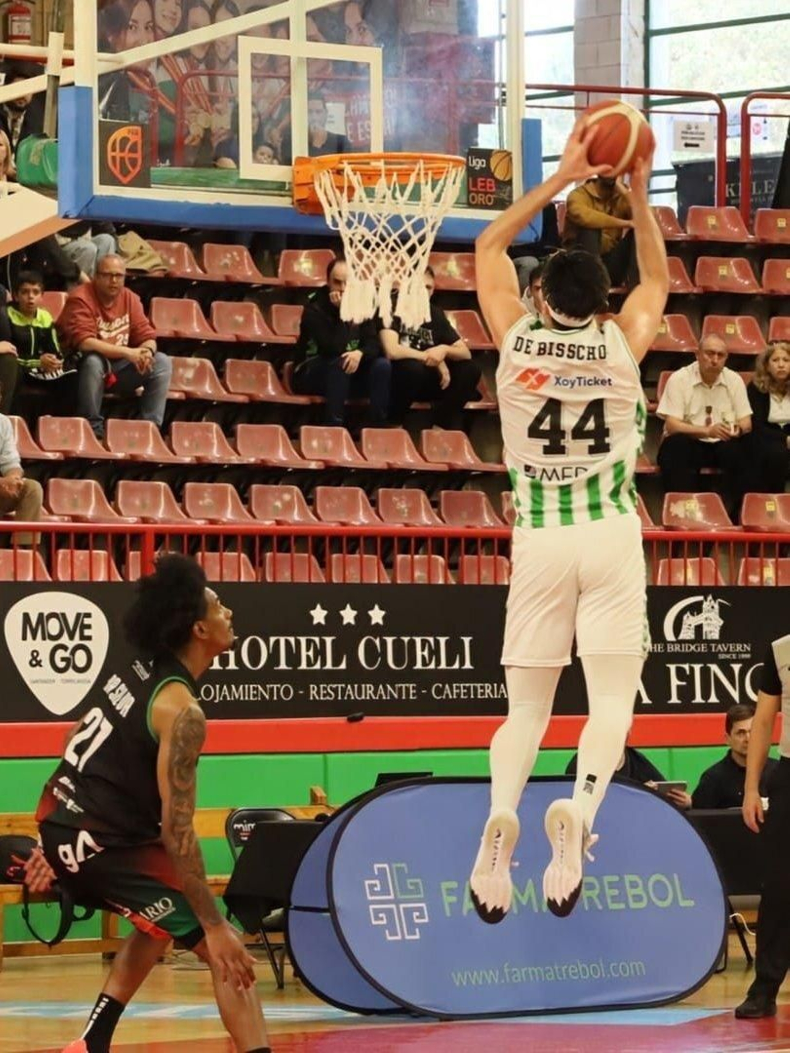 De Bisschop machaca sin oposición en el partido ante el Cantabria.