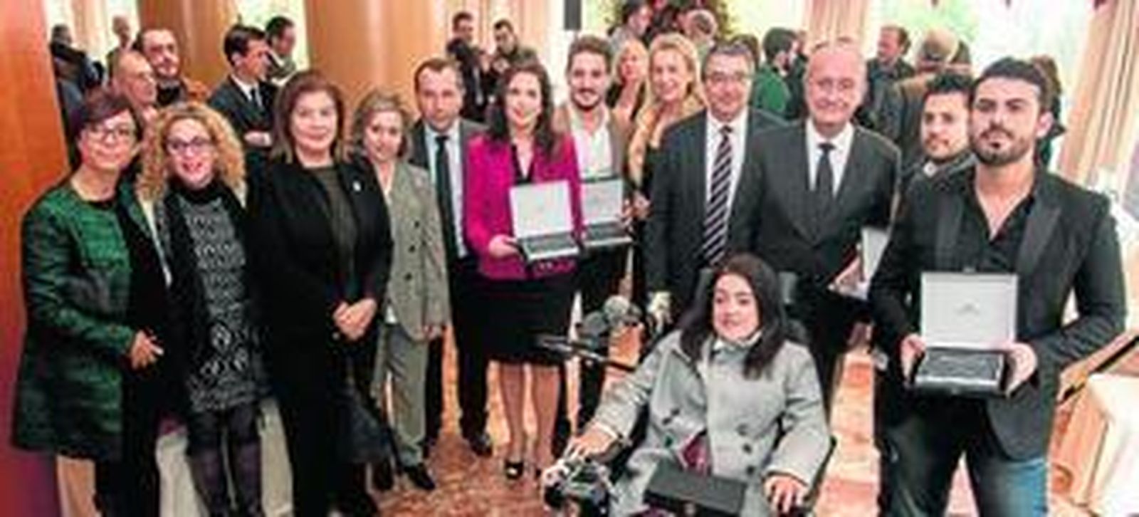 Varias de las autoridades posan con los premiados Malagueños del Año 2015.