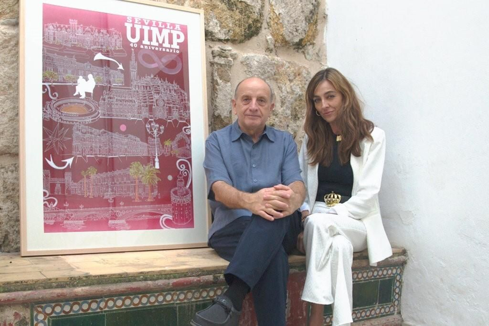 Curro González posa con su diseño acompañado de la directora de la UIMP en Sevilla, Nieves López Santana.