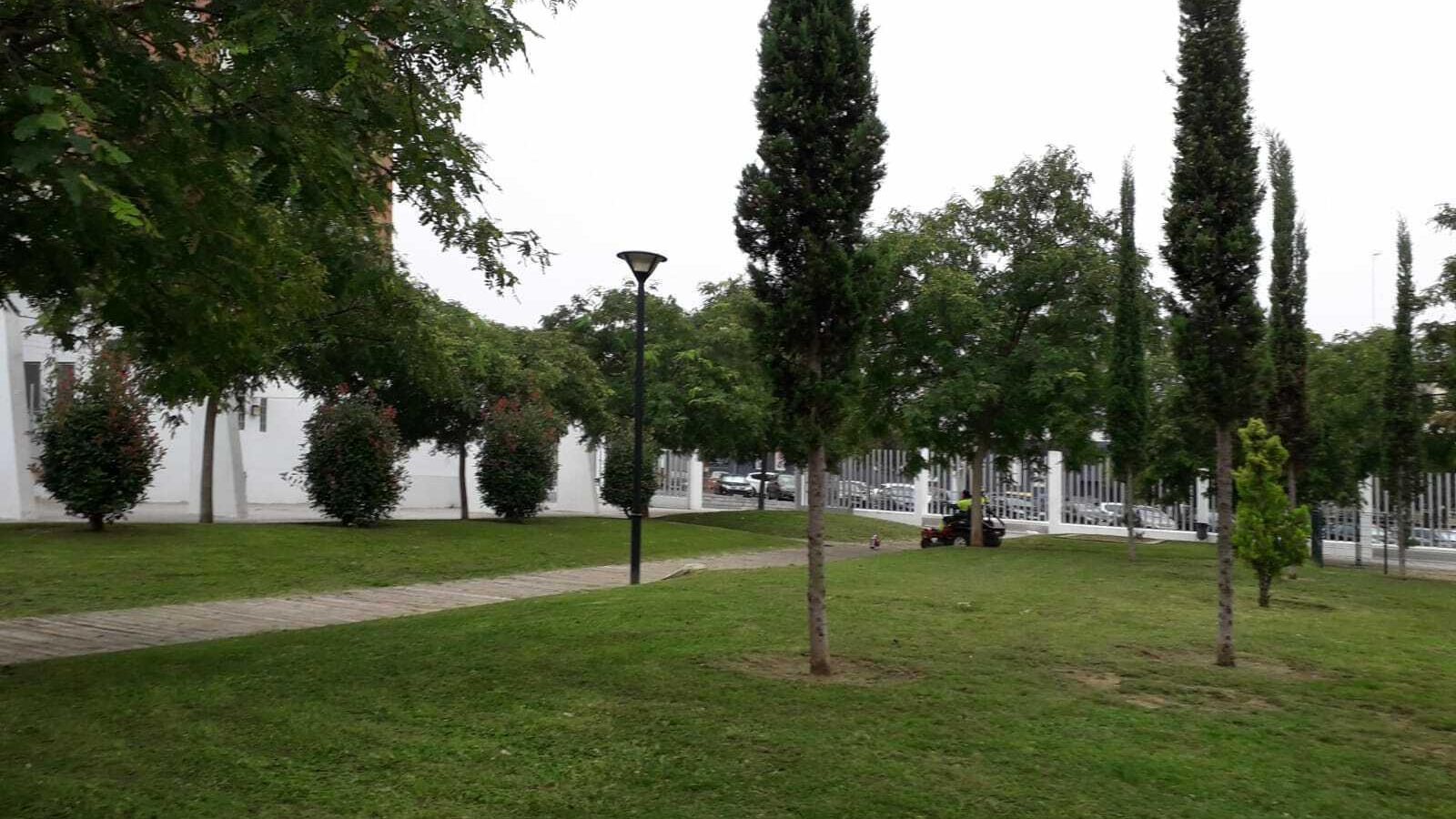La plaza de las Esculturas, sin esculturas tras retirarse todas las obras que había en el parque.