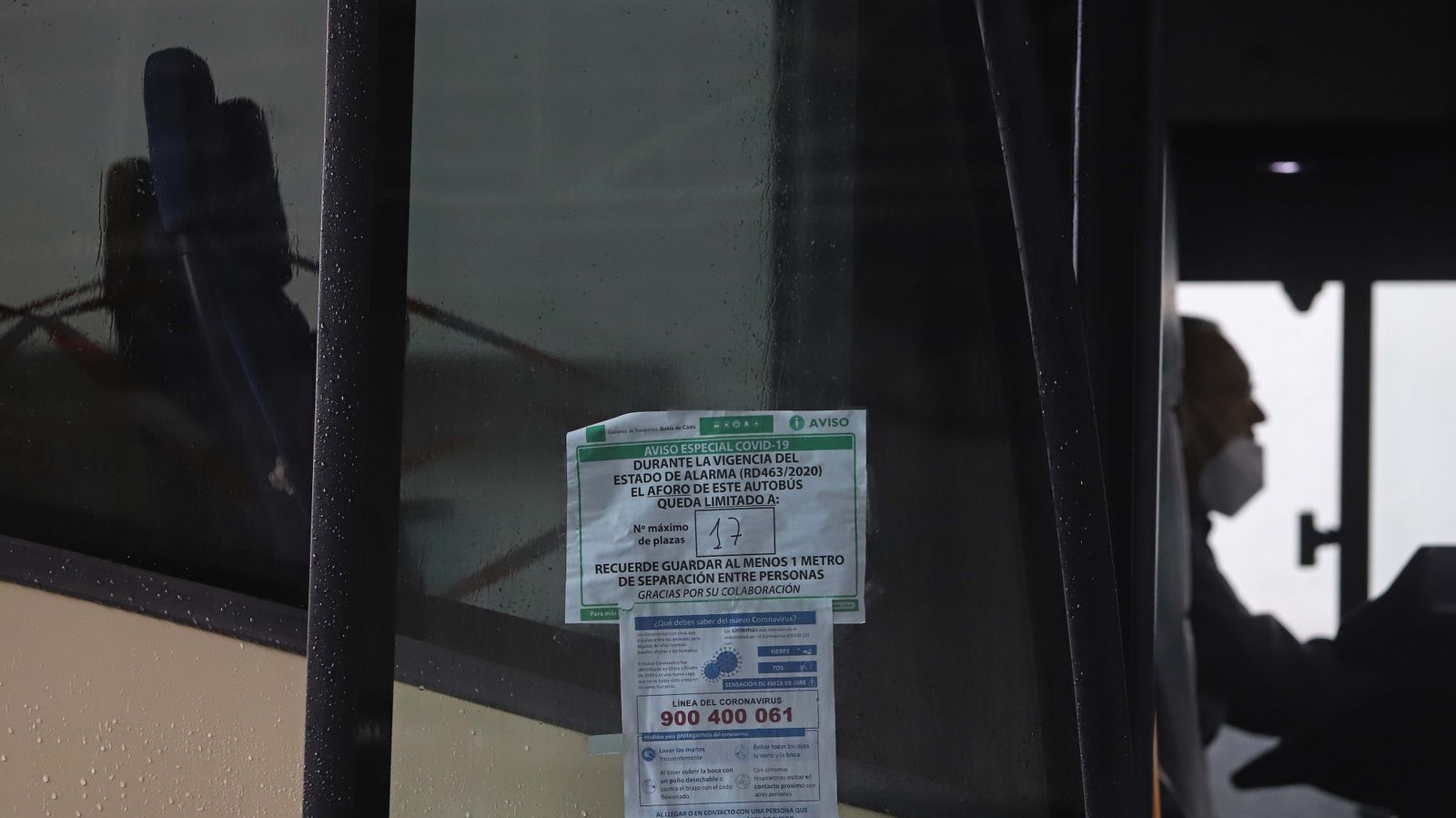 Reparto de mascarillas en las estaciones de autobús del Campo de Gibraltar