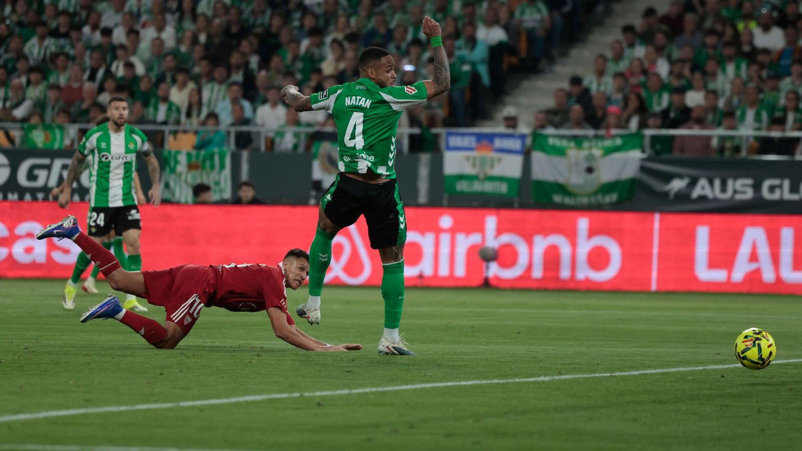 Alexis cabecea ante Natan en el 2-1.