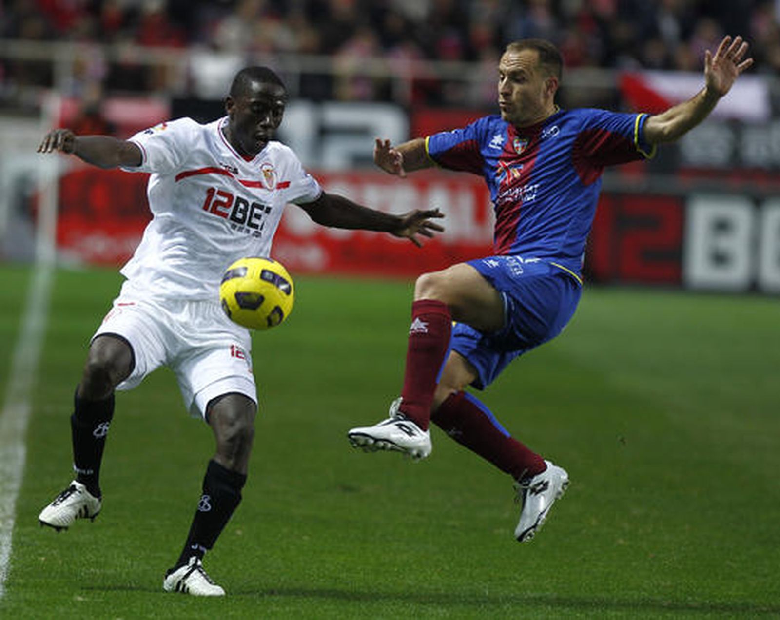 Tres goles de Luis Fabiano devuelven la alegría a los de Nervión en Liga.

Foto: Antonio Pizarro