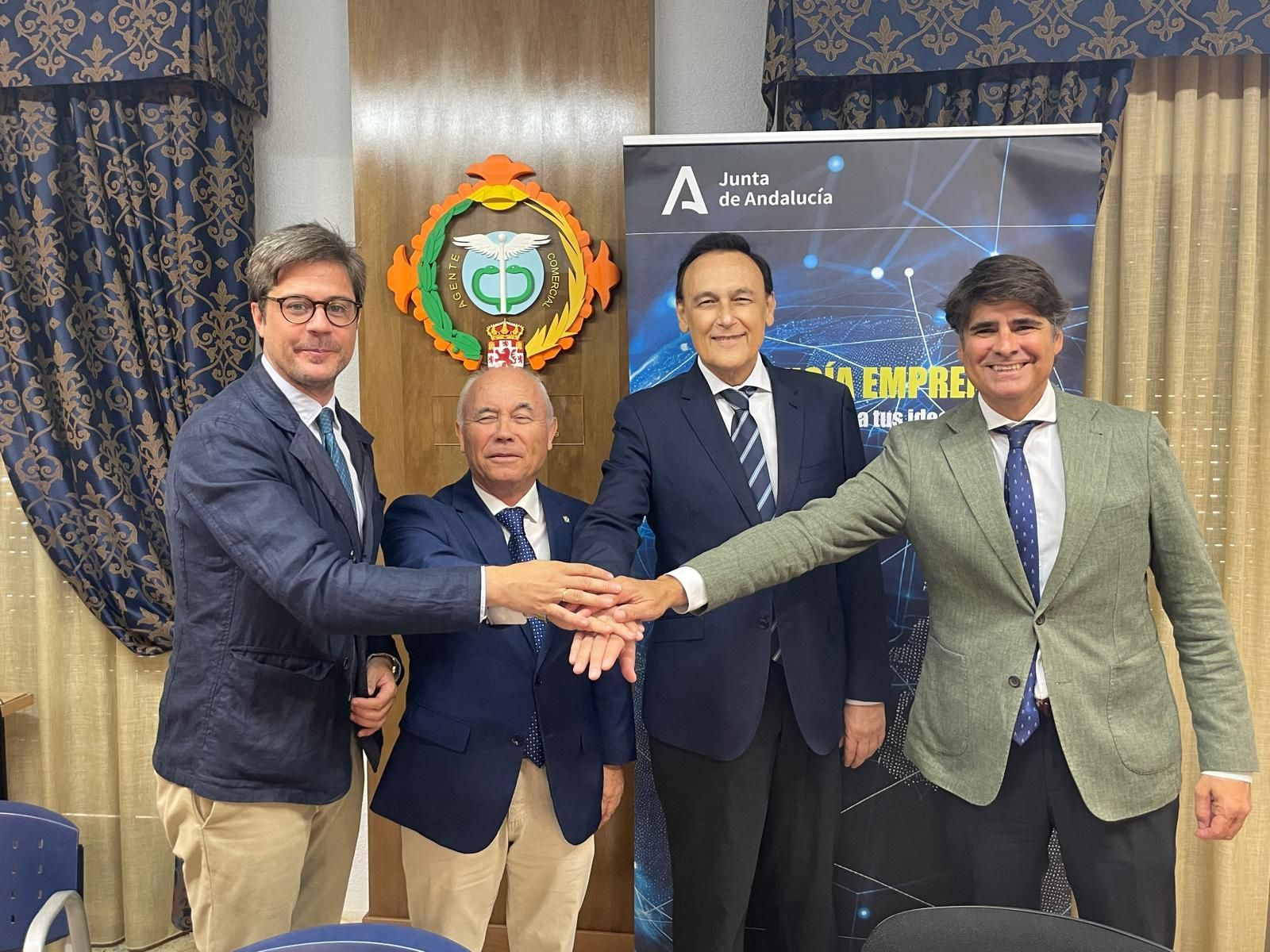 Dirigentes institucionales tras la firma del acuerdo.